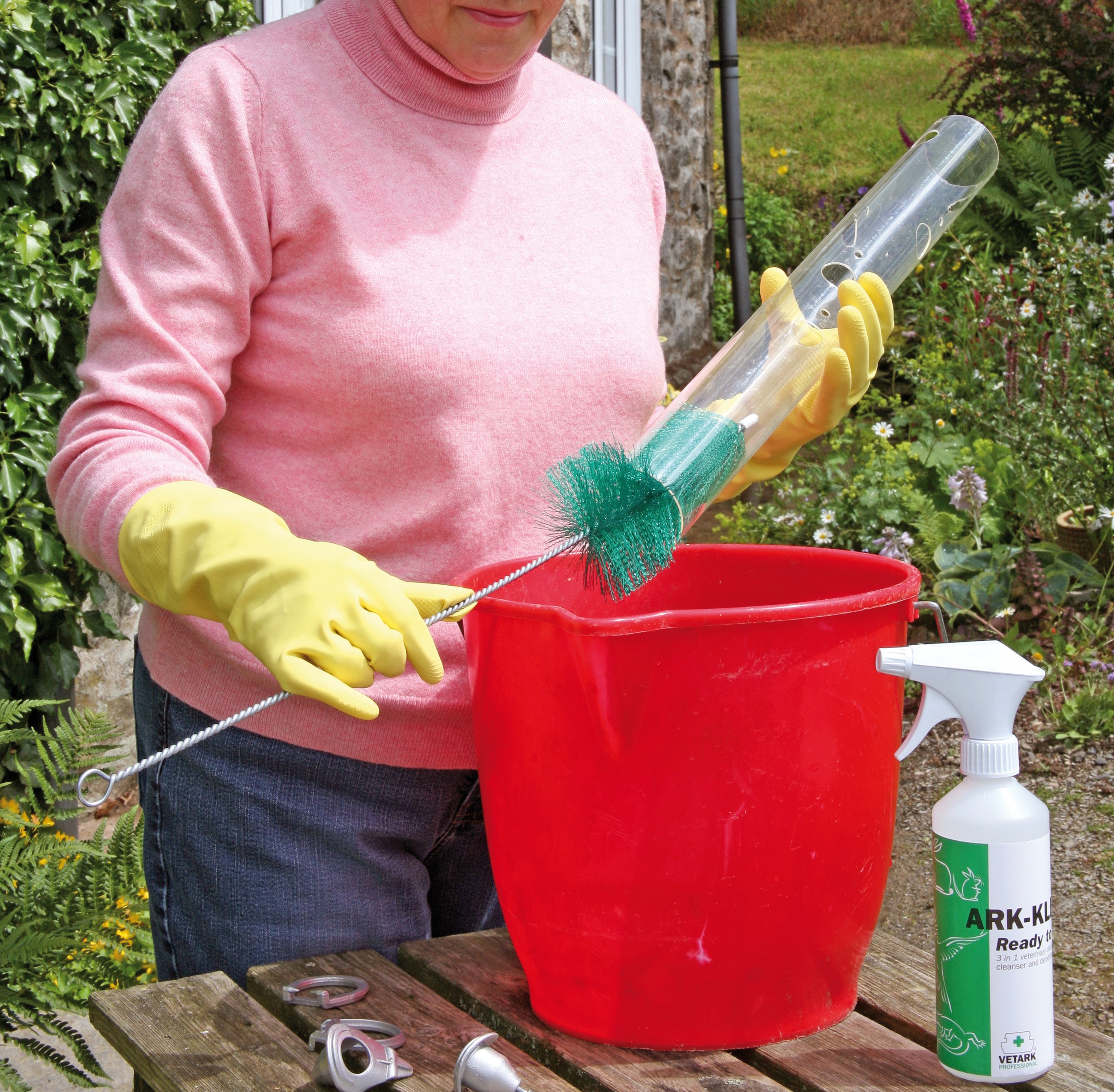 Schoonmaken van een vogelbad met schoonmaakspray